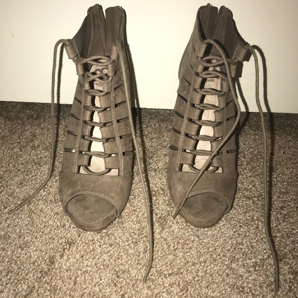 Shoes - Picture 5 of 6